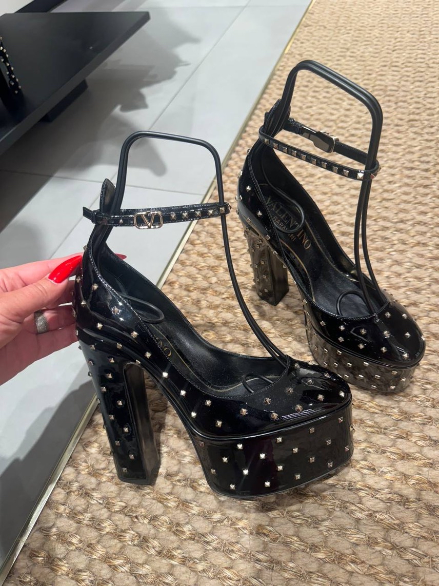VALENTINO GARAVANI Sandals front view - Women's luxury Shoes