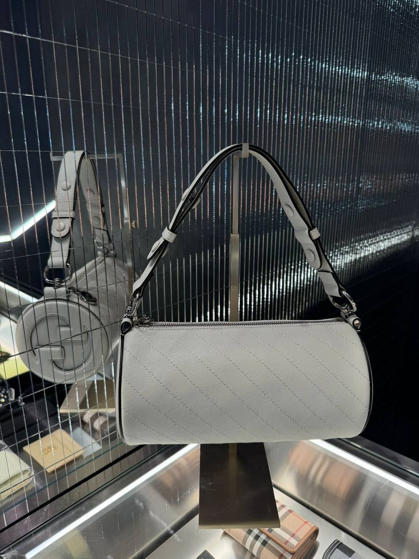 GUCCI Shoulder bags front view - Women's luxury Bags
