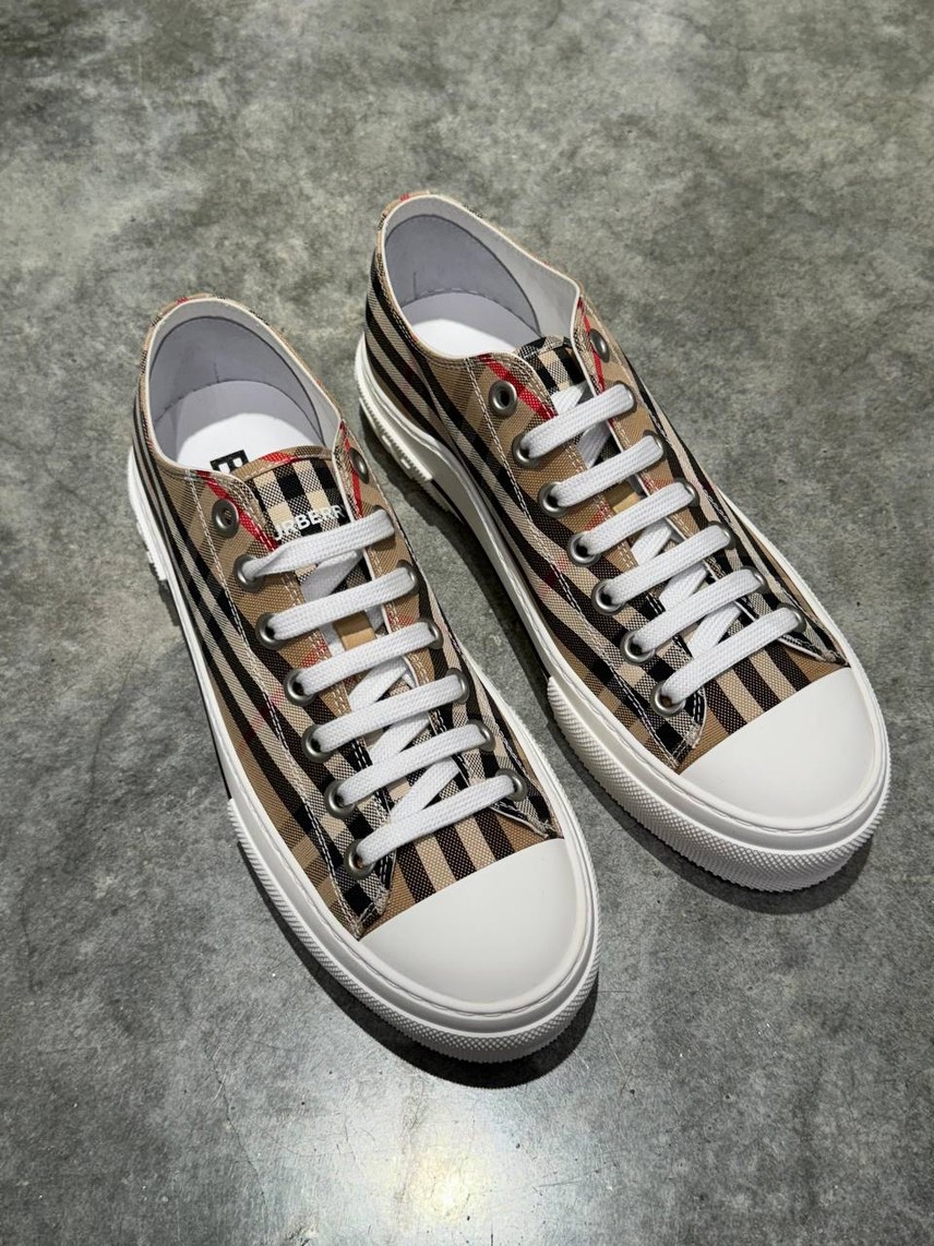BURBERRY Sneakers side view - Women's luxury Shoes
