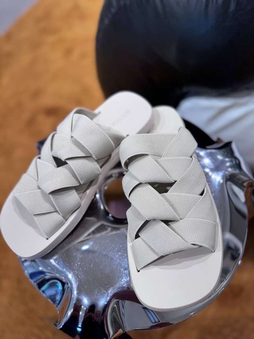 BOTTEGA VENETA Slides side view - Men's luxury Shoes