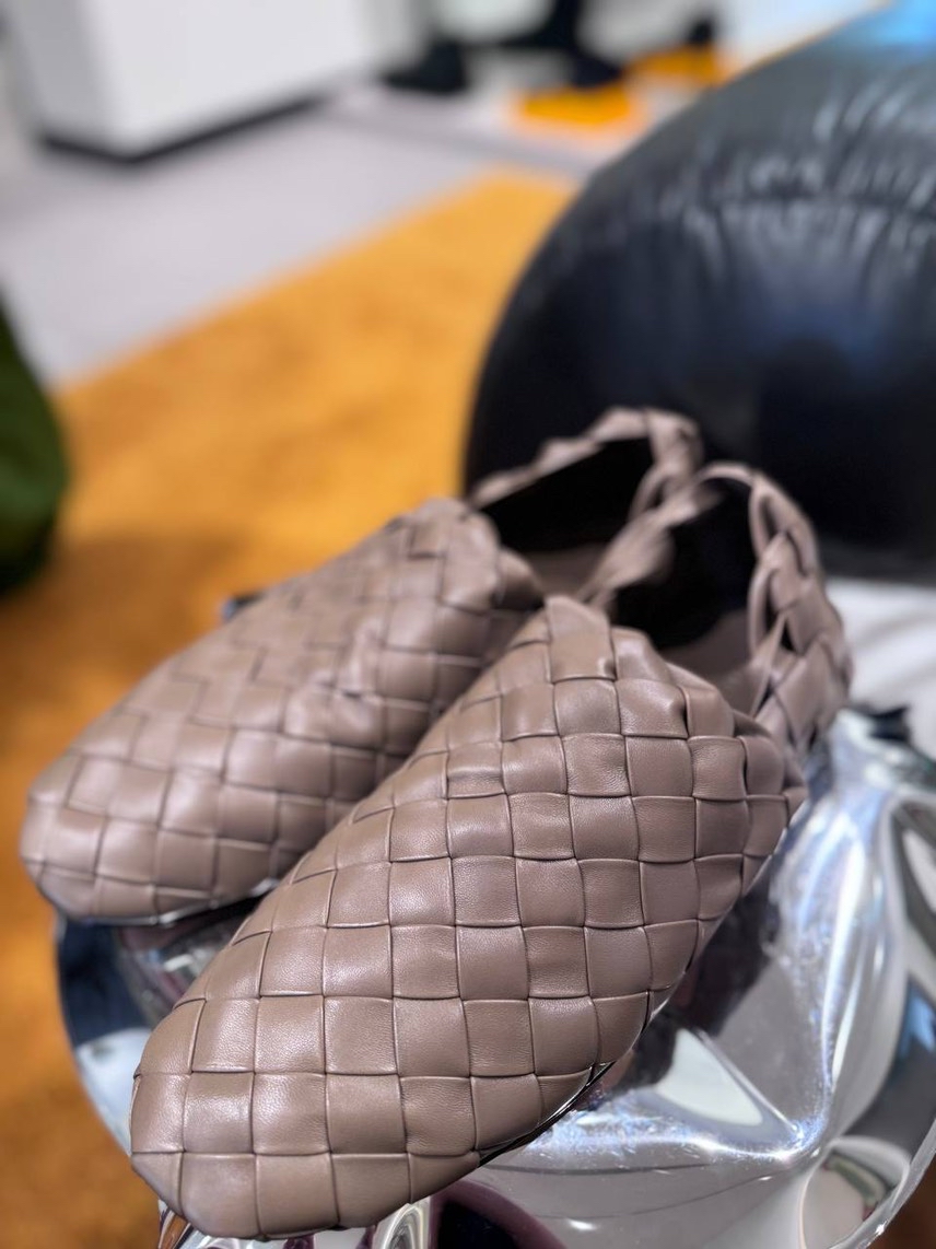 BOTTEGA VENETA Moccasins side view - Men's luxury Shoes
