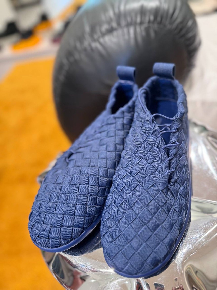 BOTTEGA VENETA Sneakers side view - Men's luxury Shoes
