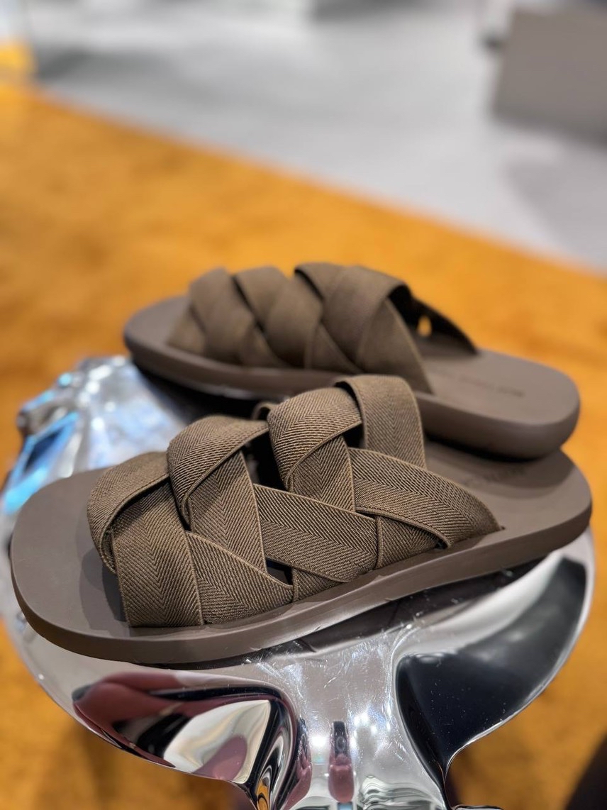 BOTTEGA VENETA Slides side view - Men's luxury Shoes