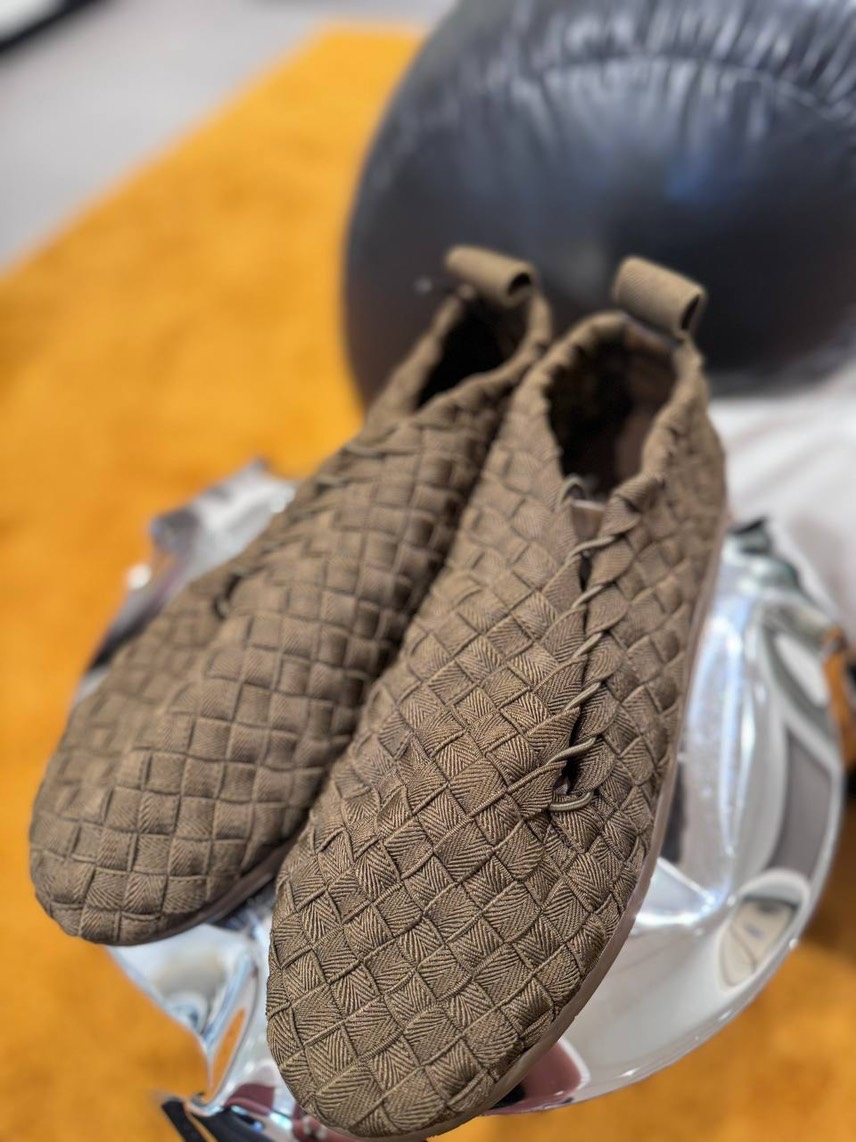 BOTTEGA VENETA Sneakers side view - Men's luxury Shoes