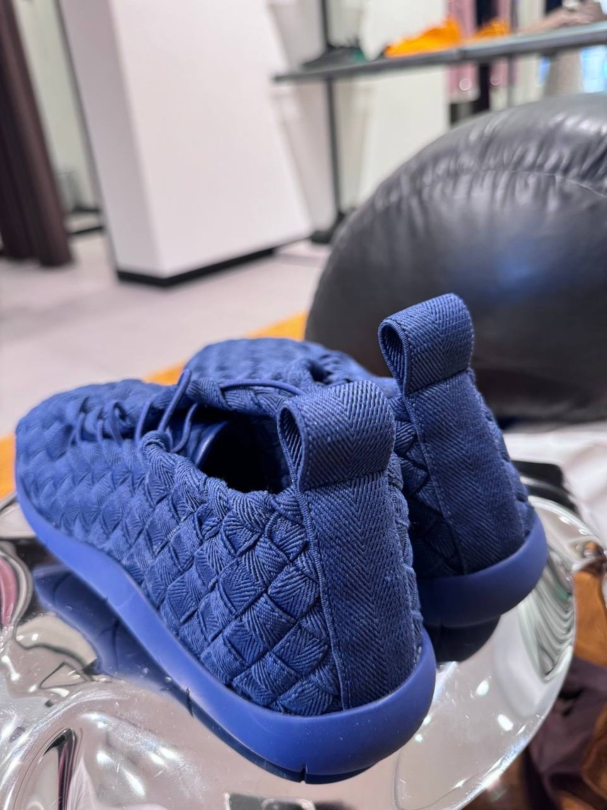 BOTTEGA VENETA Sneakers side view - Men's luxury Shoes