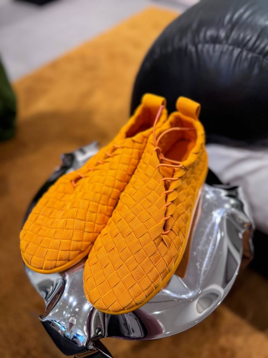 BOTTEGA VENETA Sneakers side view - Men's luxury Shoes