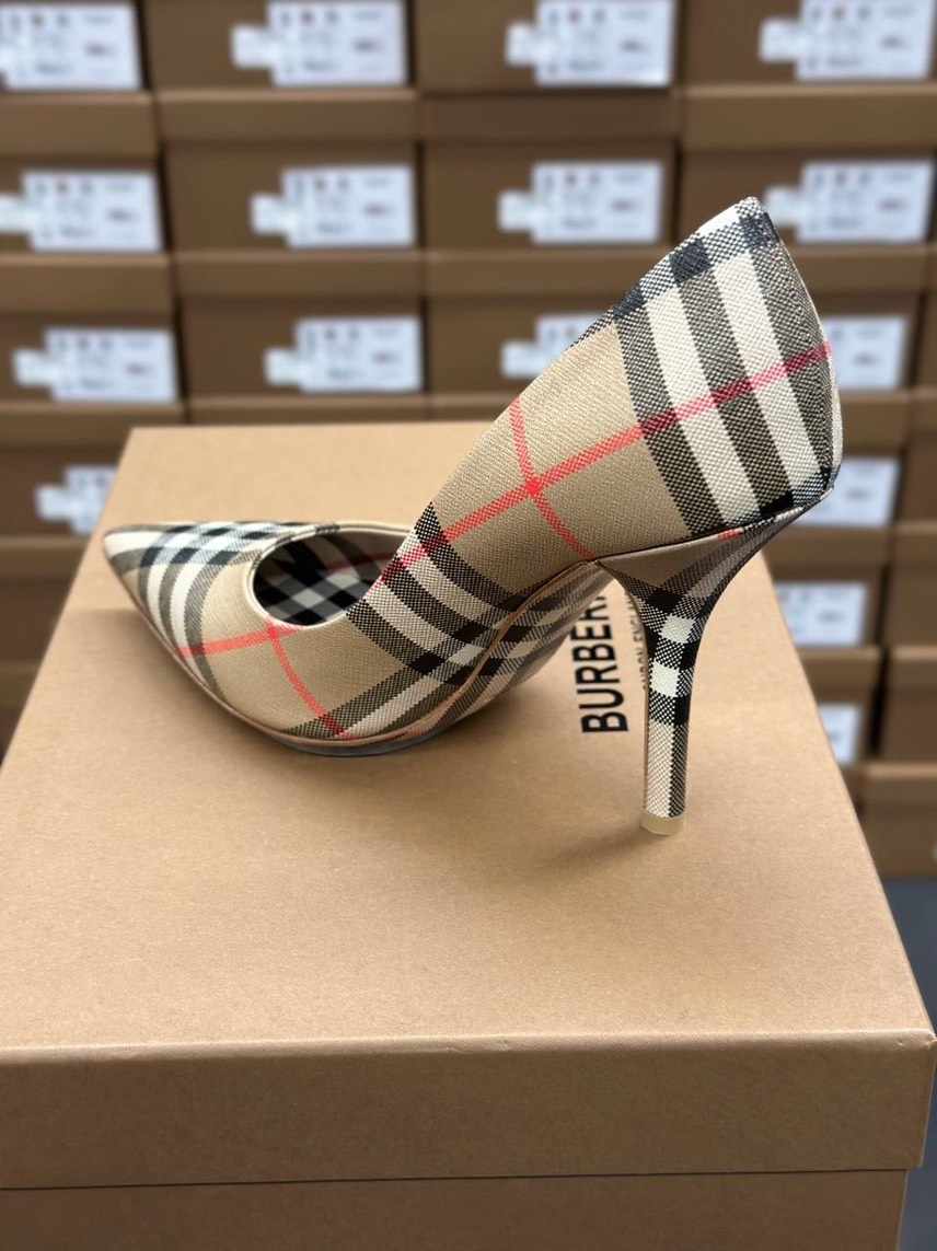 BURBERRY Pumps side view - Women's luxury Shoes