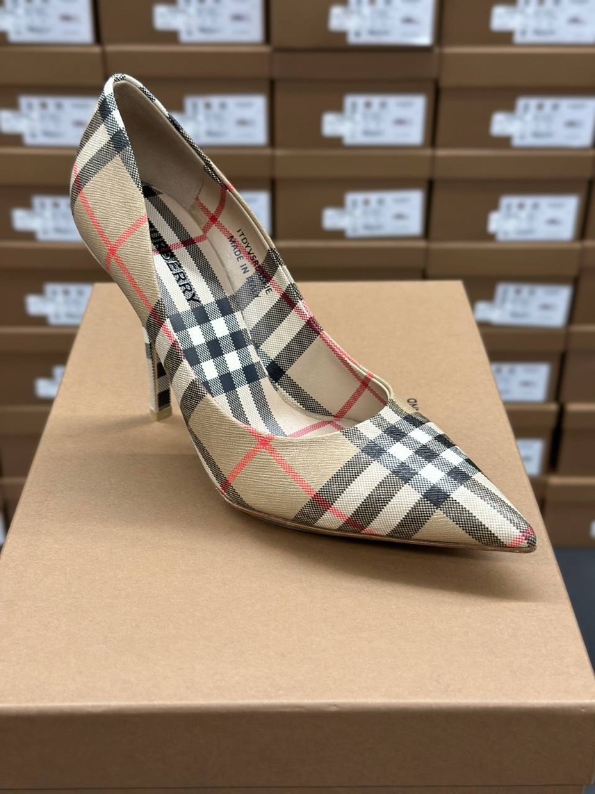 BURBERRY Pumps front view - Women's luxury Shoes