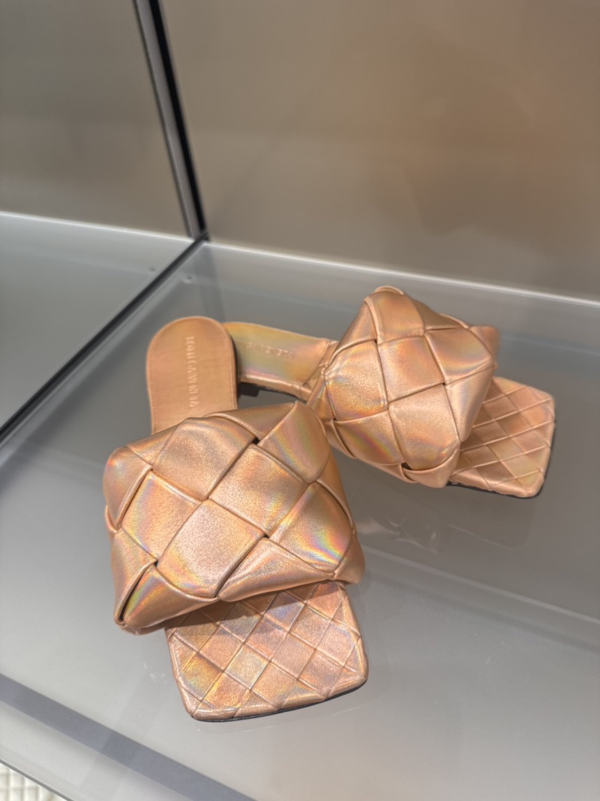 BOTTEGA VENETA Slides side view - Women's luxury Shoes