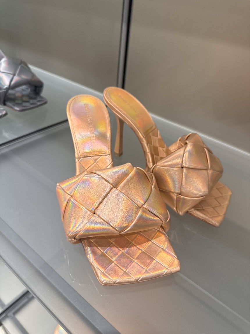 BOTTEGA VENETA Sandals side view - Women's luxury Shoes