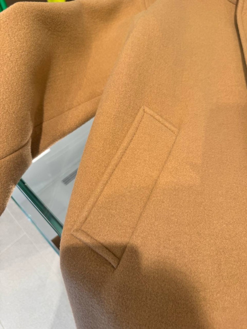 BOTTEGA VENETA Coats side view - Women's luxury Clothes