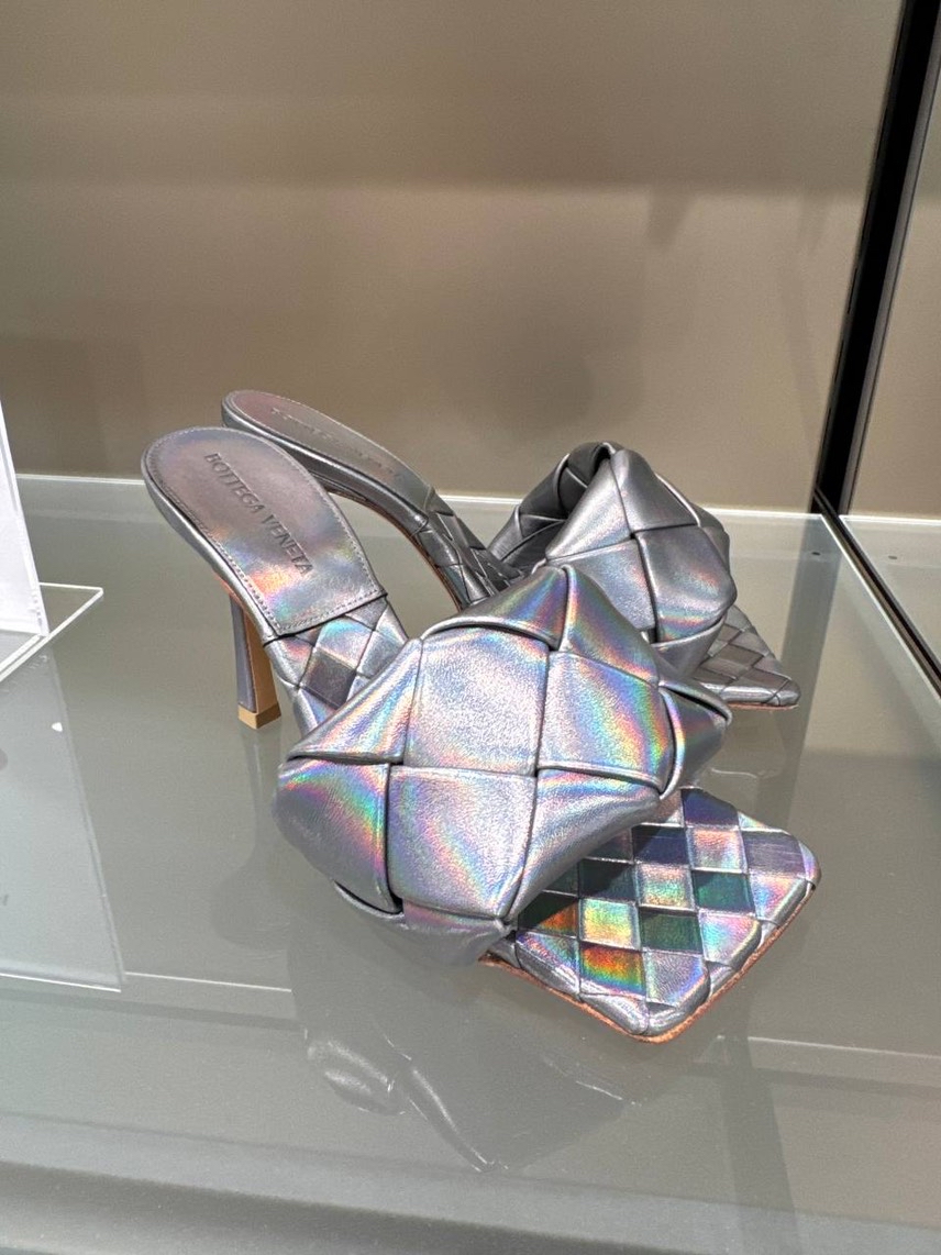 BOTTEGA VENETA Sandals side view - Women's luxury Shoes