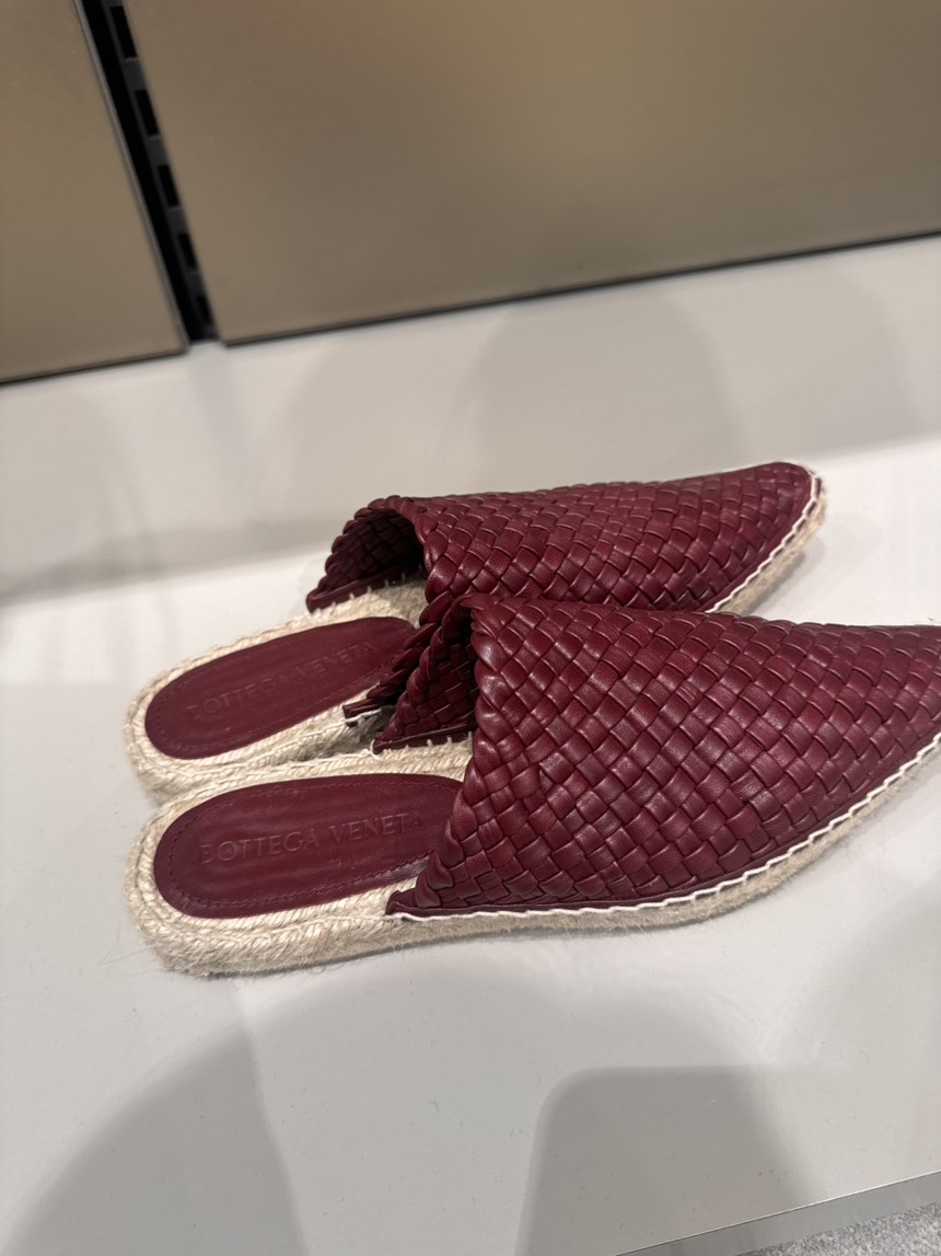BOTTEGA VENETA Mules side view - Women's luxury Shoes