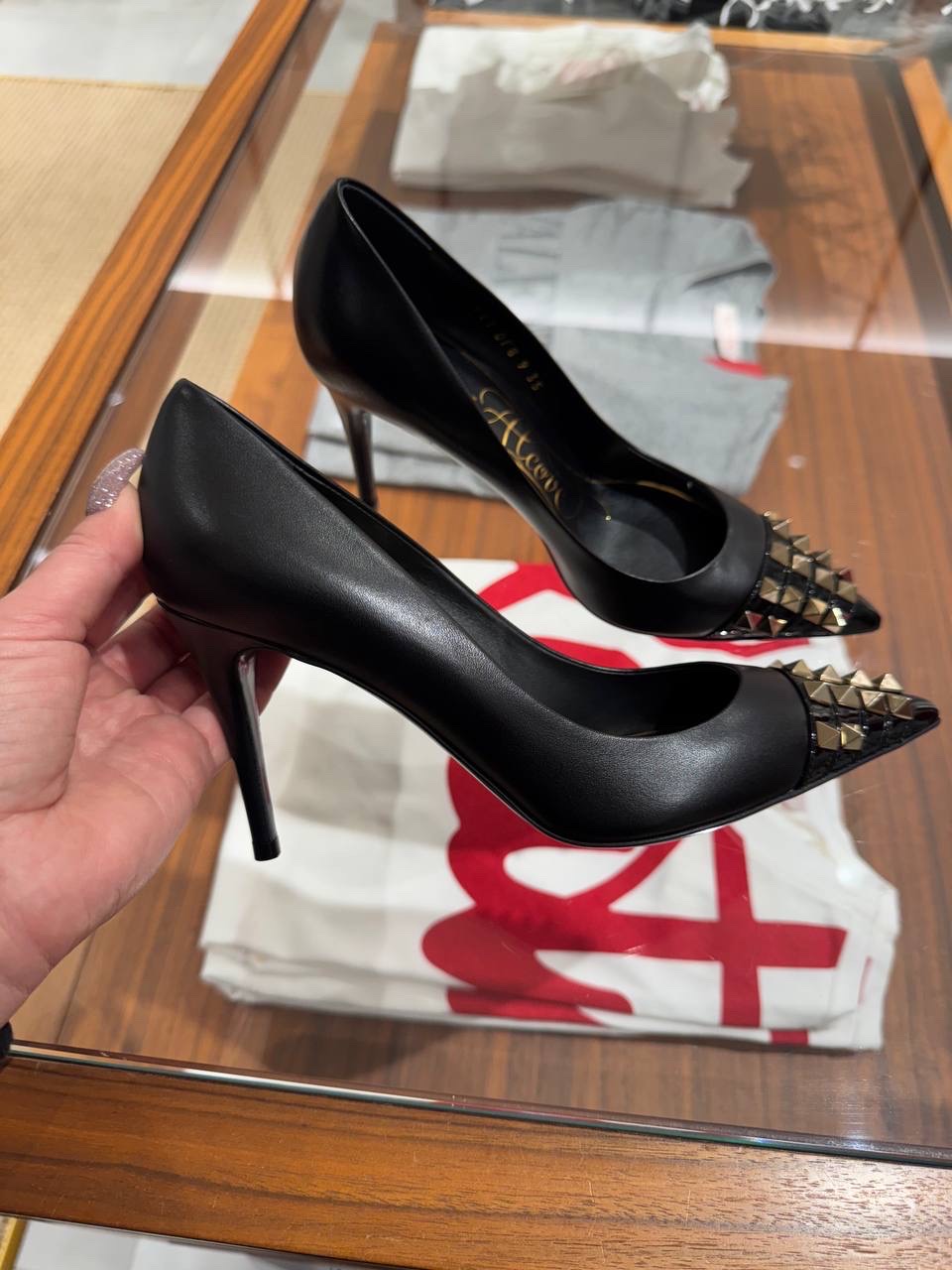VALENTINO GARAVANI Pumps front view - Women's luxury Shoes