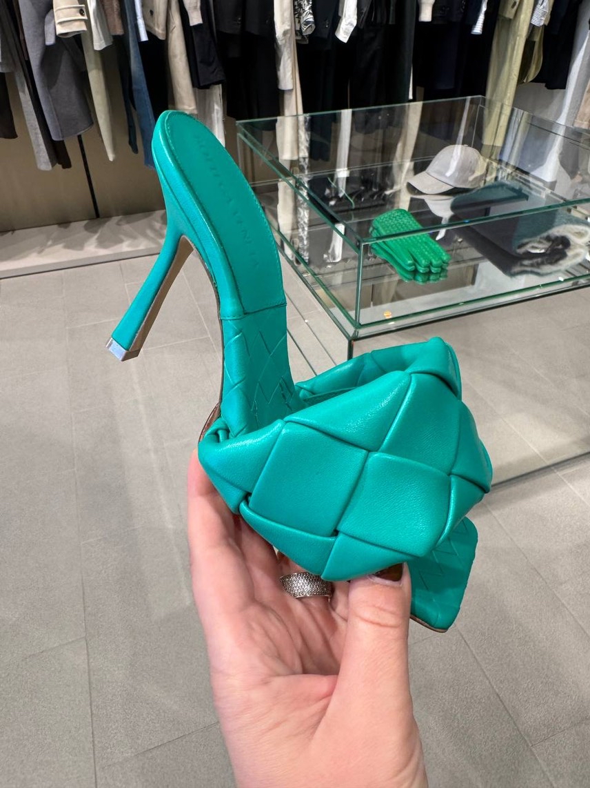 BOTTEGA VENETA Sandals side view - Women's luxury Shoes