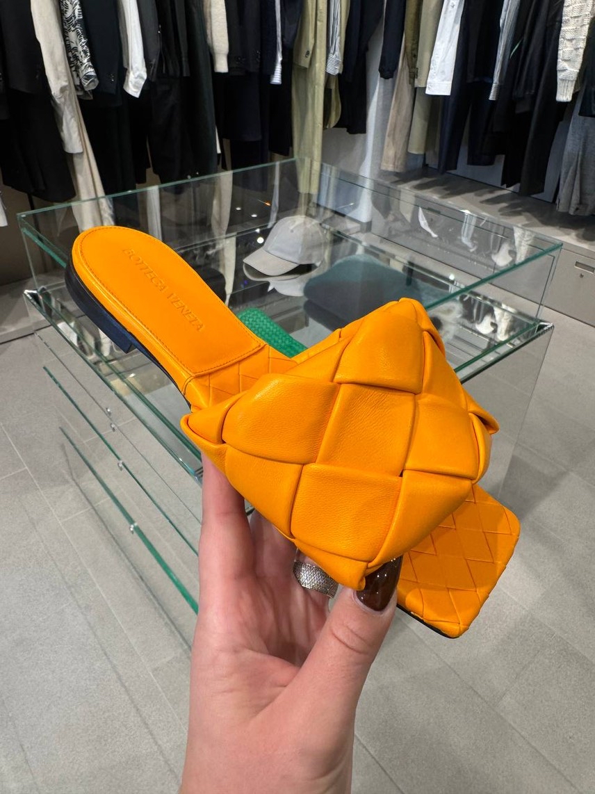 BOTTEGA VENETA Slides side view - Women's luxury Shoes