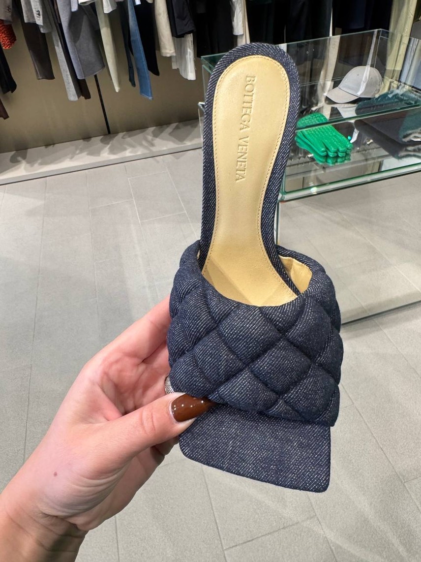BOTTEGA VENETA Sandals side view - Women's luxury Shoes