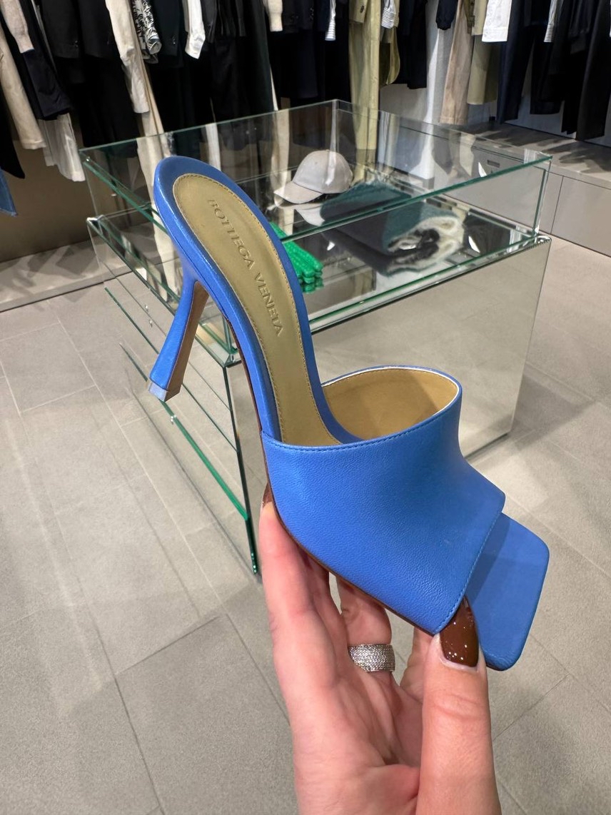 BOTTEGA VENETA Sandals side view - Women's luxury Shoes