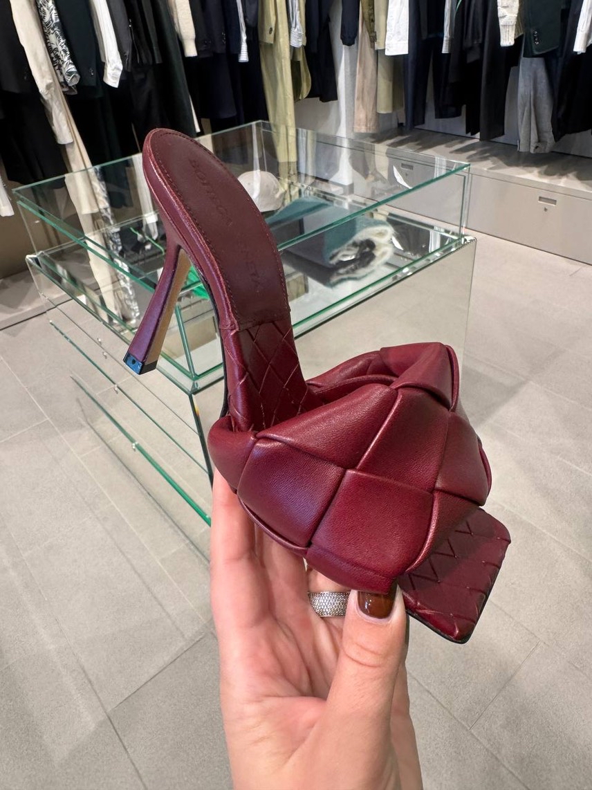 BOTTEGA VENETA Sandals side view - Women's luxury Shoes