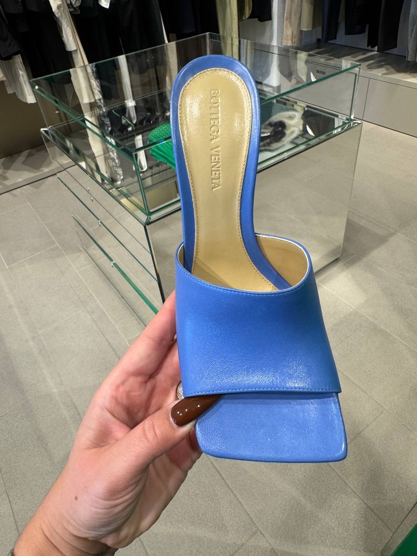 BOTTEGA VENETA Sandals side view - Women's luxury Shoes