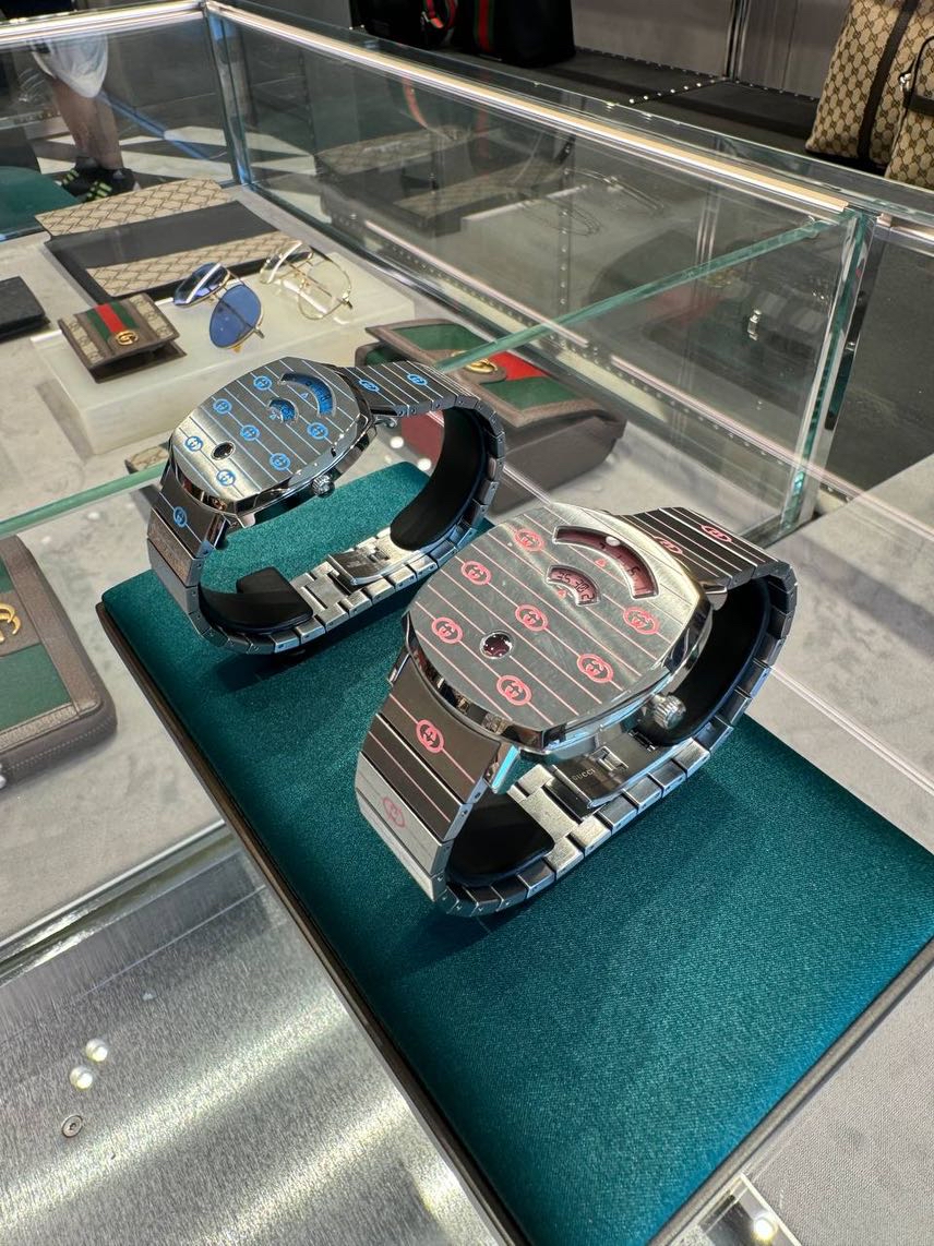 GUCCI Watches front view - Men's luxury Jewelry and watches