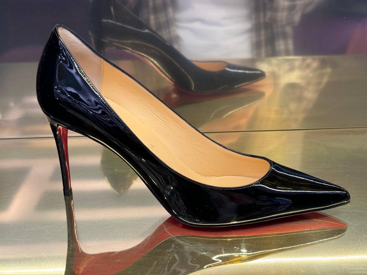 CHRISTIAN LOUBOUTIN Pumps front view - Women's luxury Shoes