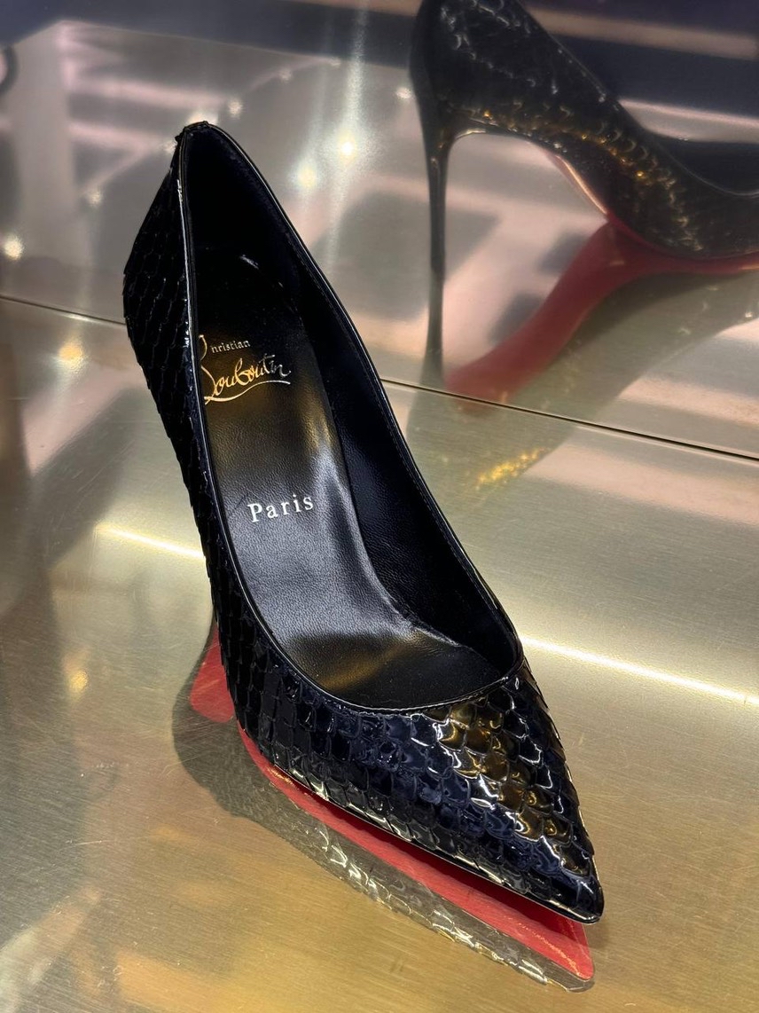 CHRISTIAN LOUBOUTIN Pumps side view - Women's luxury Shoes