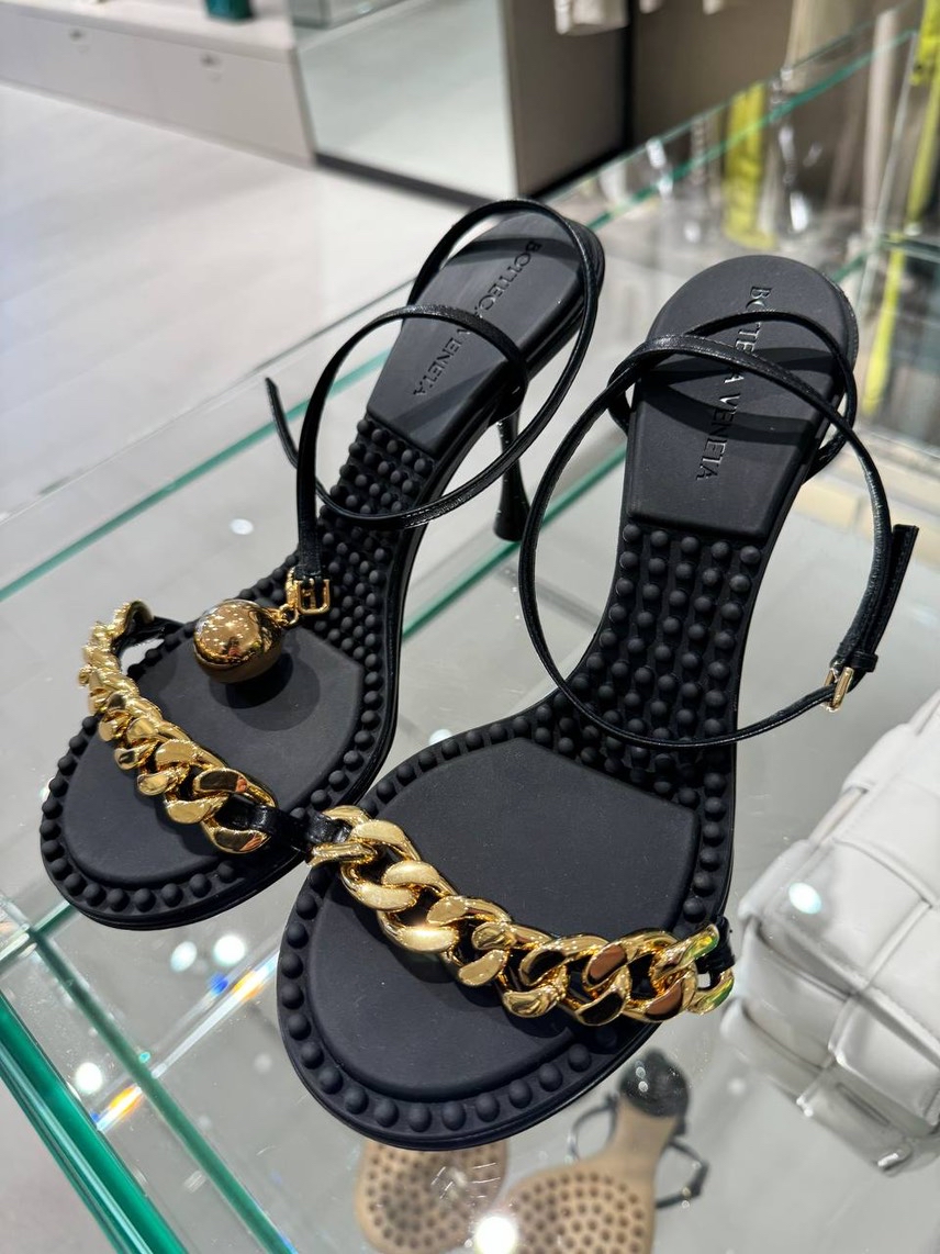 BOTTEGA VENETA Sandals side view - Women's luxury Shoes
