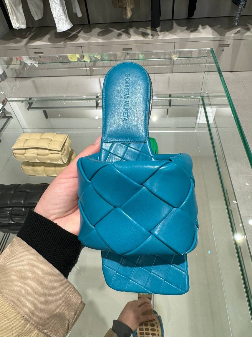 BOTTEGA VENETA Slides side view - Women's luxury Shoes