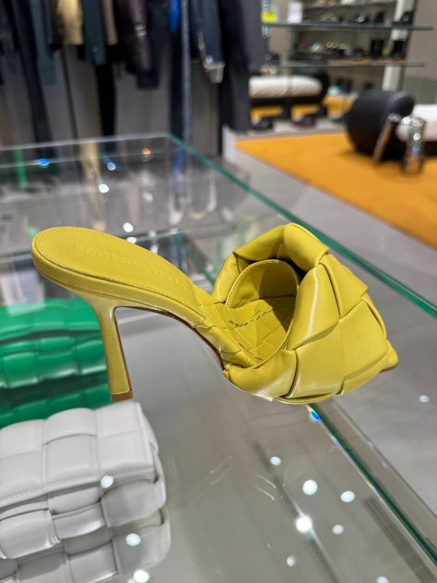 BOTTEGA VENETA Sandals side view - Women's luxury Shoes