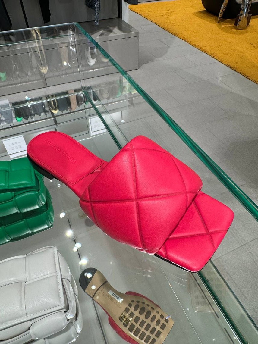 BOTTEGA VENETA Slides side view - Women's luxury Shoes