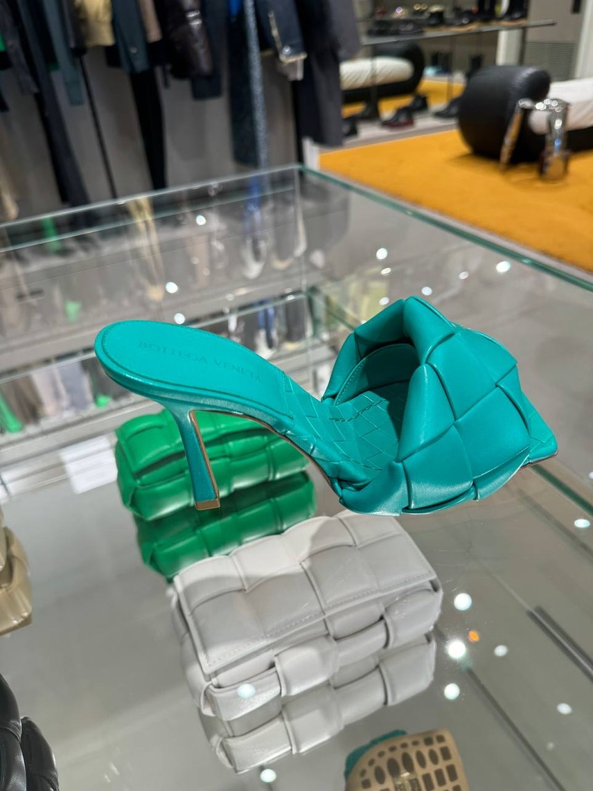 BOTTEGA VENETA Sandals side view - Women's luxury Shoes