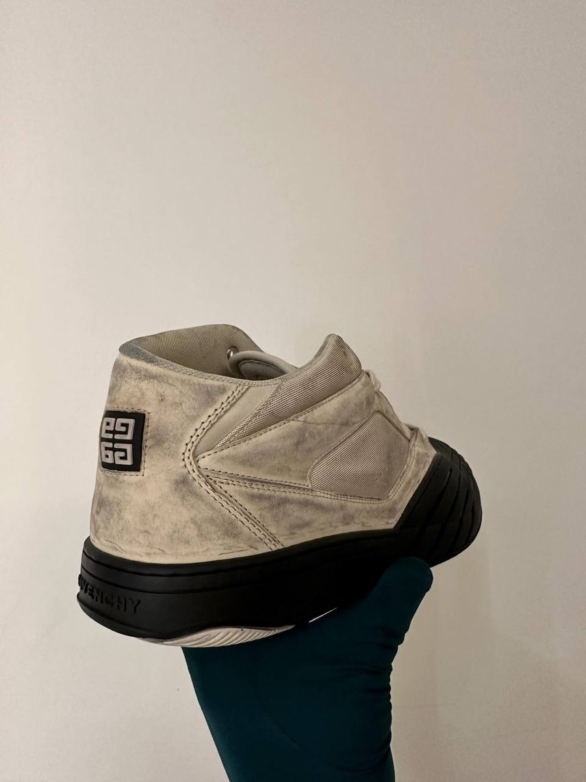 GIVENCHY Sneakers side view - Men's luxury Shoes