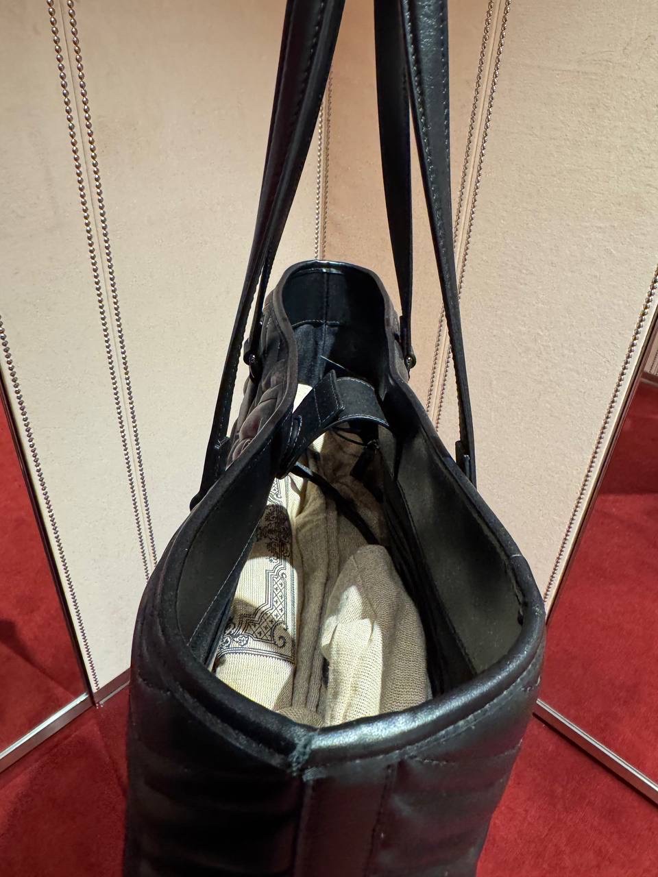 GUCCI Totes side view - Women's luxury Bags