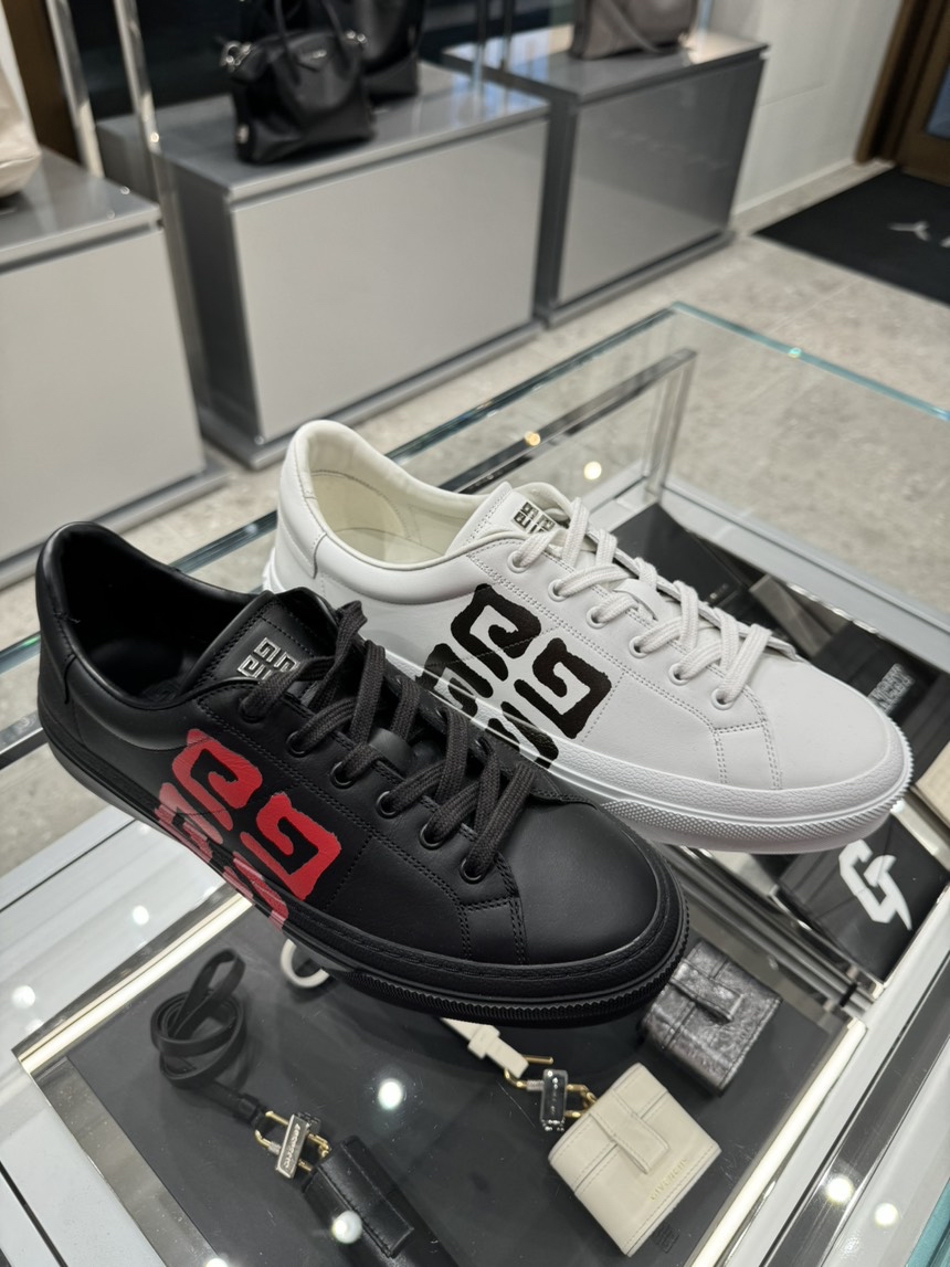 GIVENCHY Sneakers front view - Men's luxury Shoes