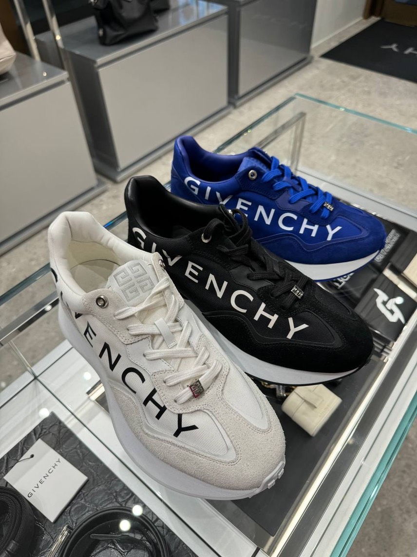 GIVENCHY Sneakers side view - Men's luxury Shoes