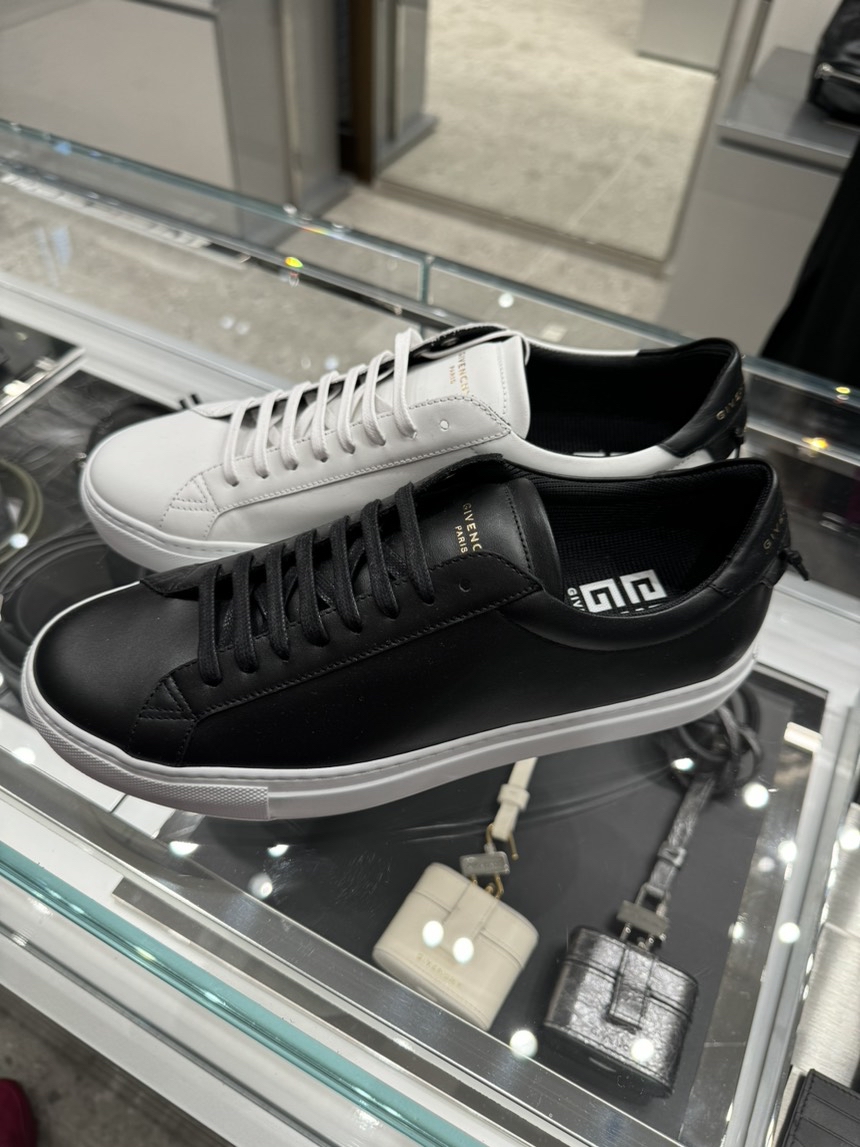GIVENCHY Sneakers side view - Men's luxury Shoes