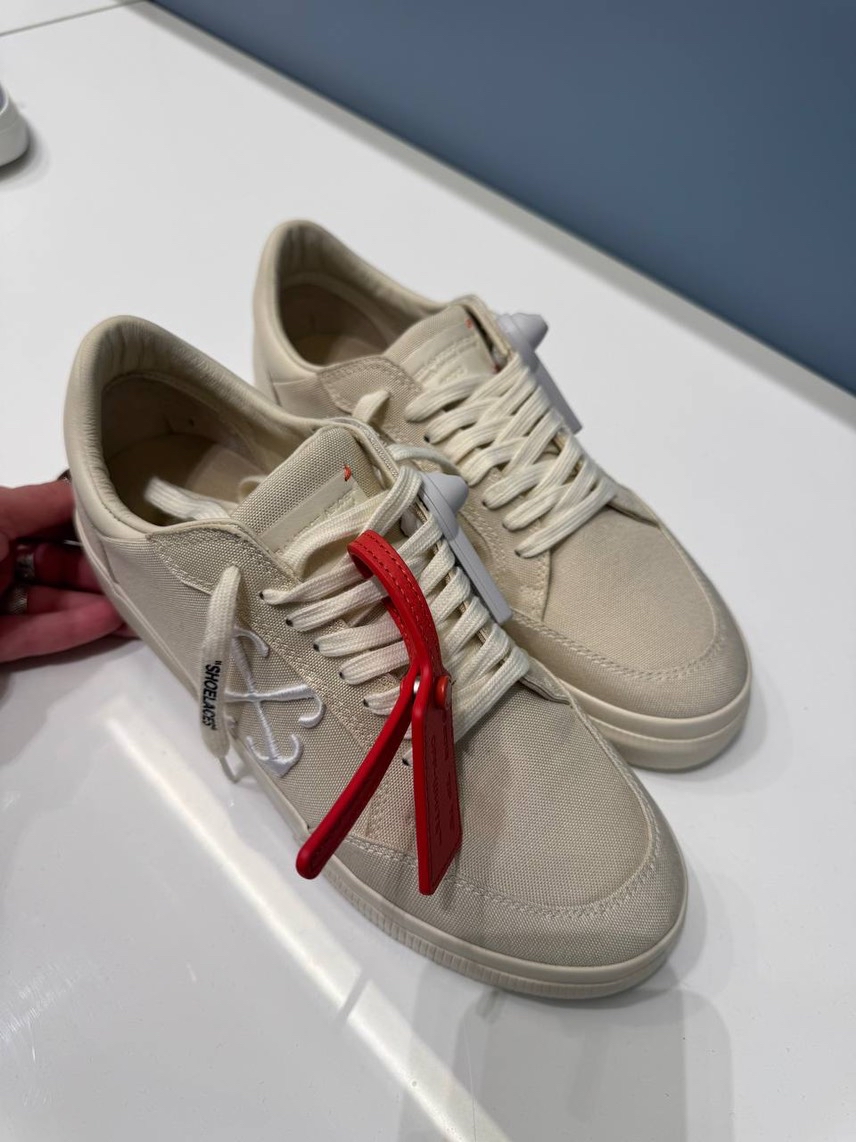 OFF-WHITE Sneakers side view - Men's luxury Shoes