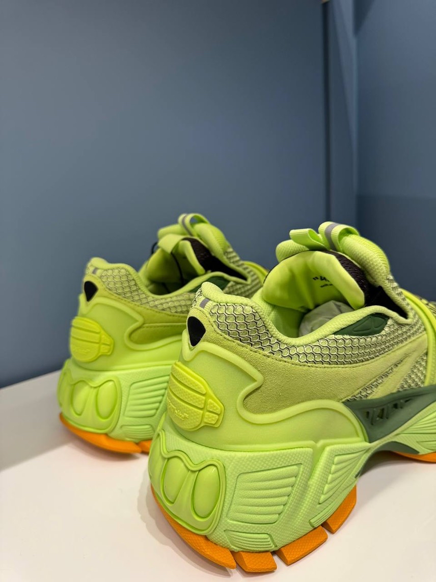 OFF-WHITE Sneakers side view - Men's luxury Shoes