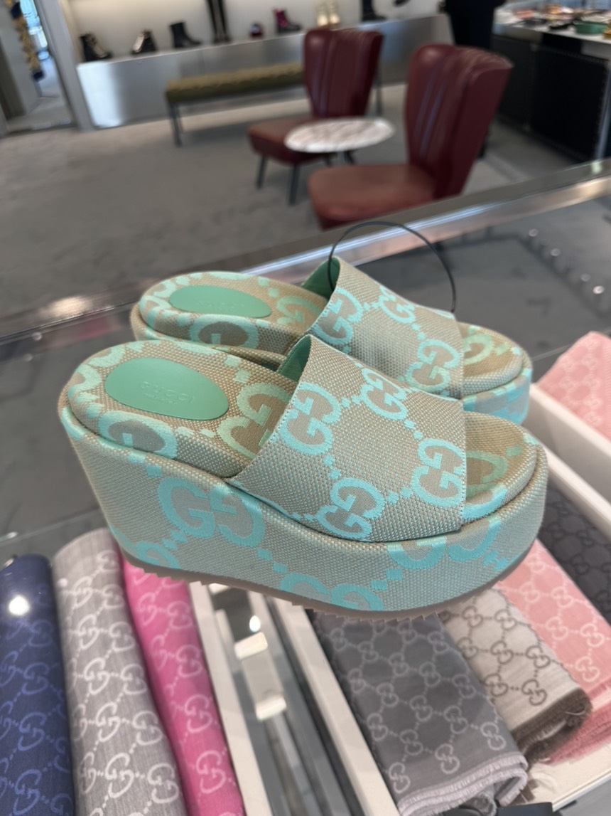 GUCCI Slides side view - Women's luxury Shoes