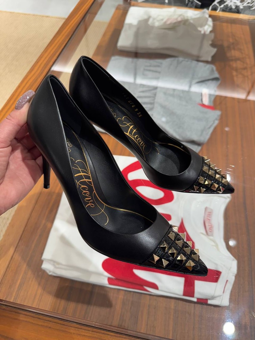 VALENTINO GARAVANI Pumps front view - Women's luxury Shoes