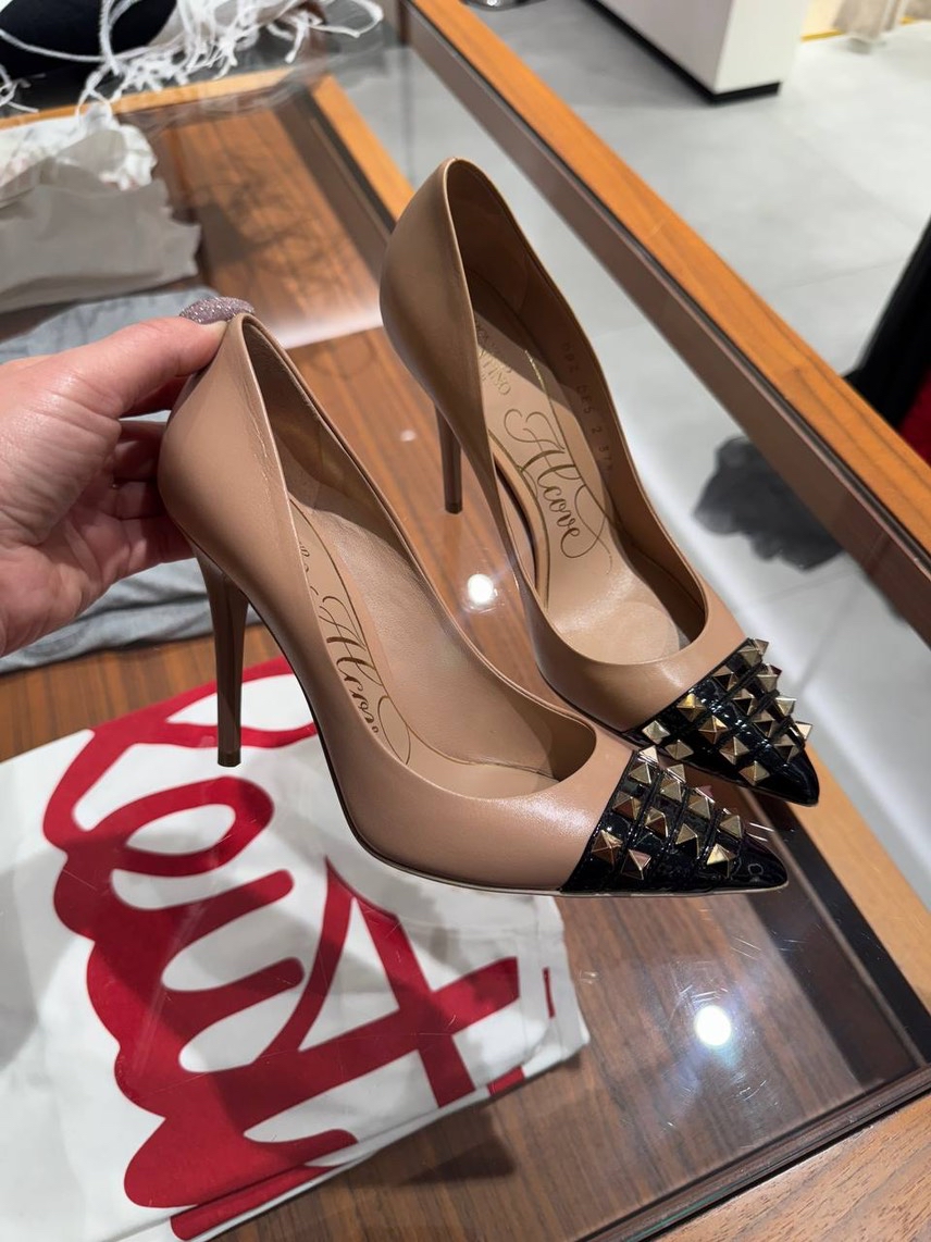VALENTINO GARAVANI Pumps front view - Women's luxury Shoes