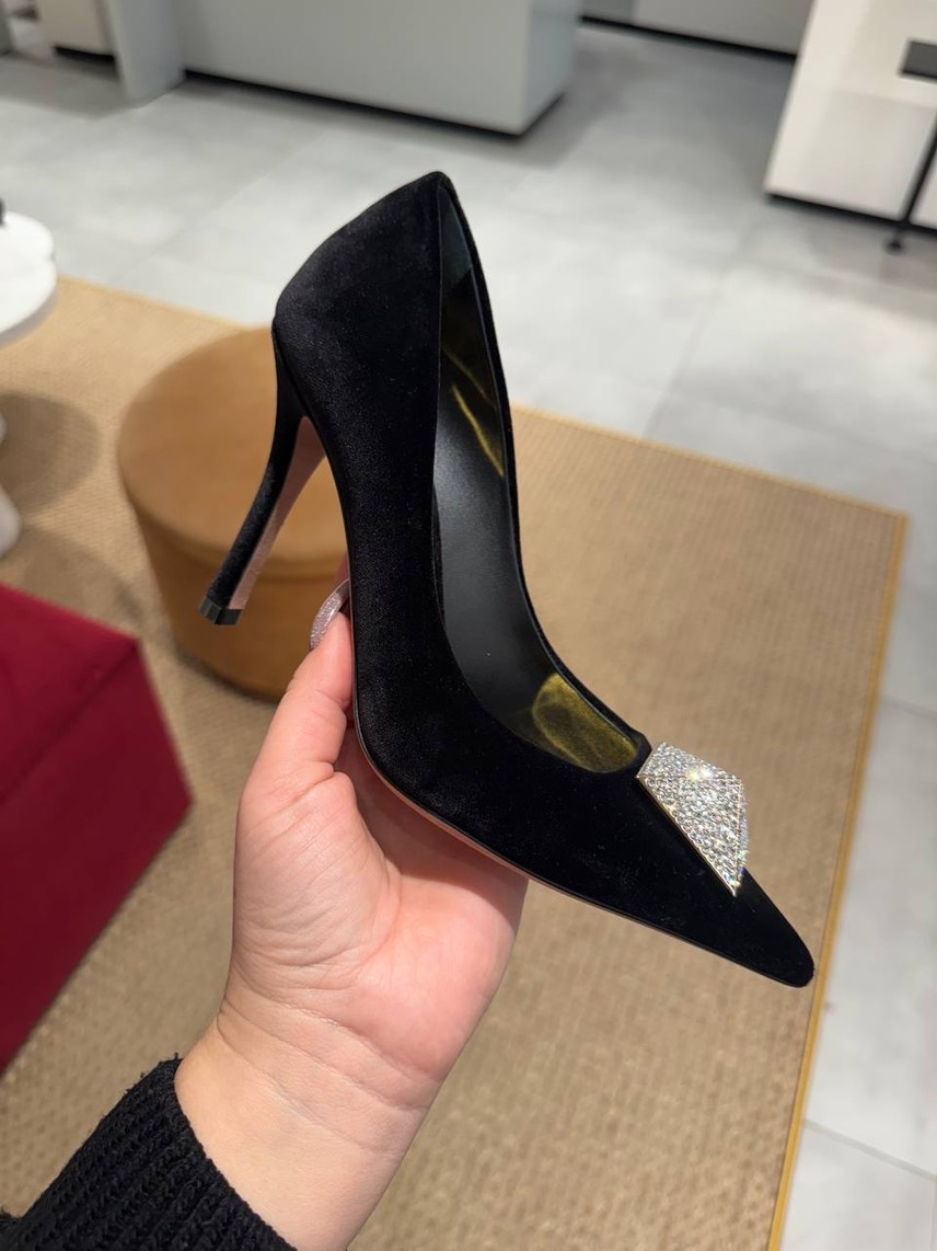 VALENTINO GARAVANI Pumps front view - Women's luxury Shoes