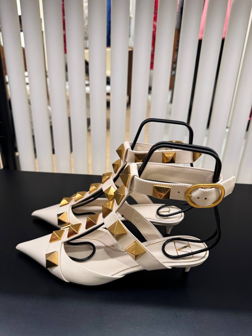 VALENTINO GARAVANI Sandals front view - Women's luxury Shoes
