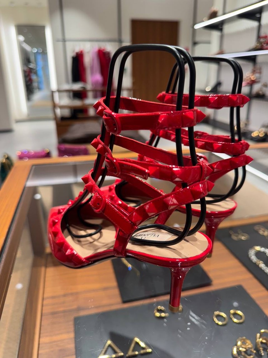 VALENTINO GARAVANI Pumps side view - Women luxury Shoes