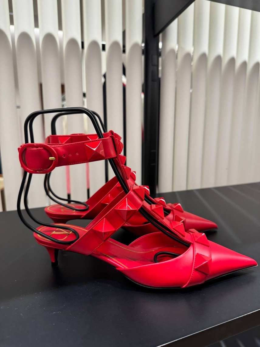 VALENTINO GARAVANI Sandals front view - Women's luxury Shoes