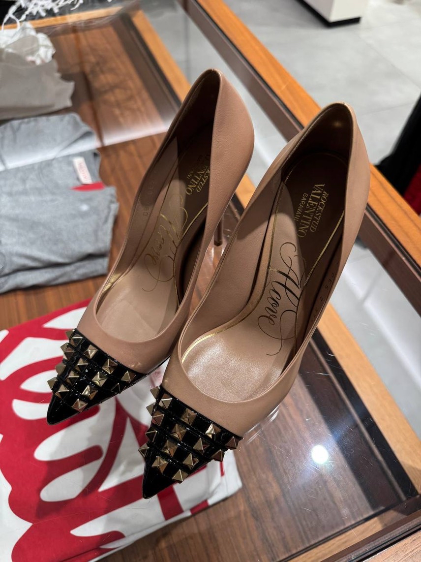 VALENTINO GARAVANI Pumps side view - Women's luxury Shoes