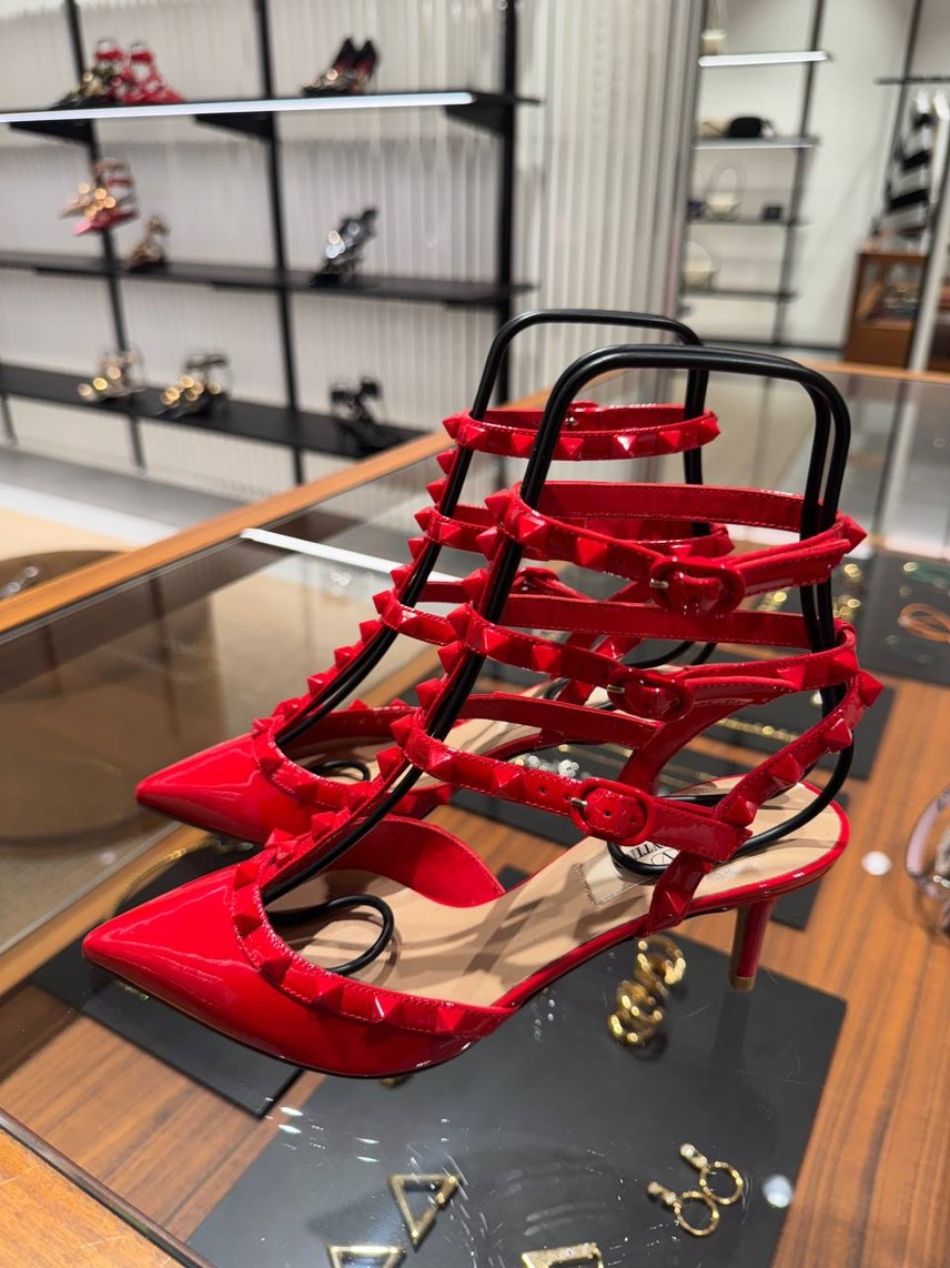 VALENTINO GARAVANI Pumps front view - Women luxury Shoes