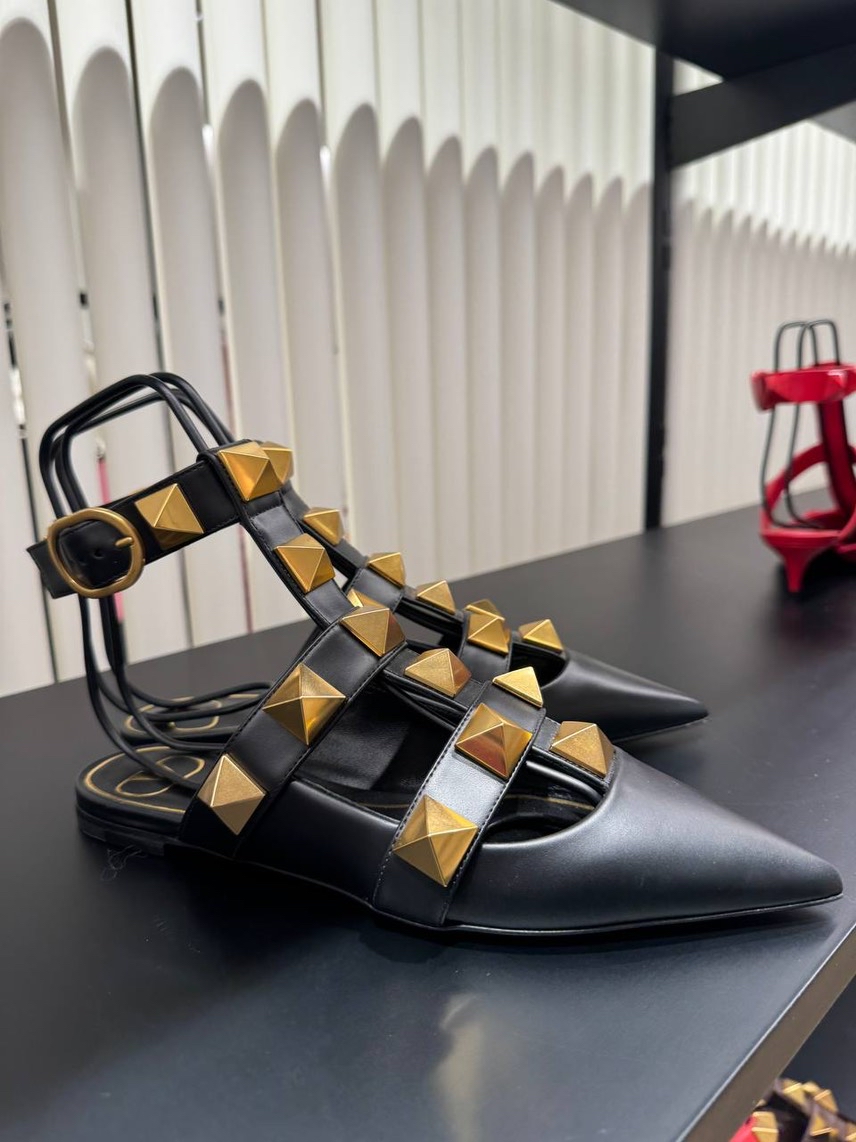 VALENTINO GARAVANI Sandals front view - Women's luxury Shoes