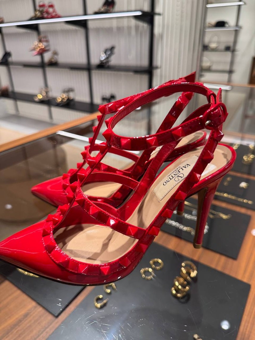 VALENTINO GARAVANI Pumps front view - Women's luxury Shoes